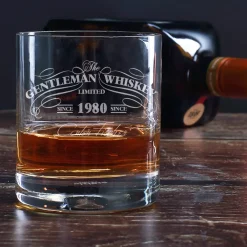 Graviertes Whiskyglas im Gentleman-Whisky-Design mit Wunschname und Geburtsjahr