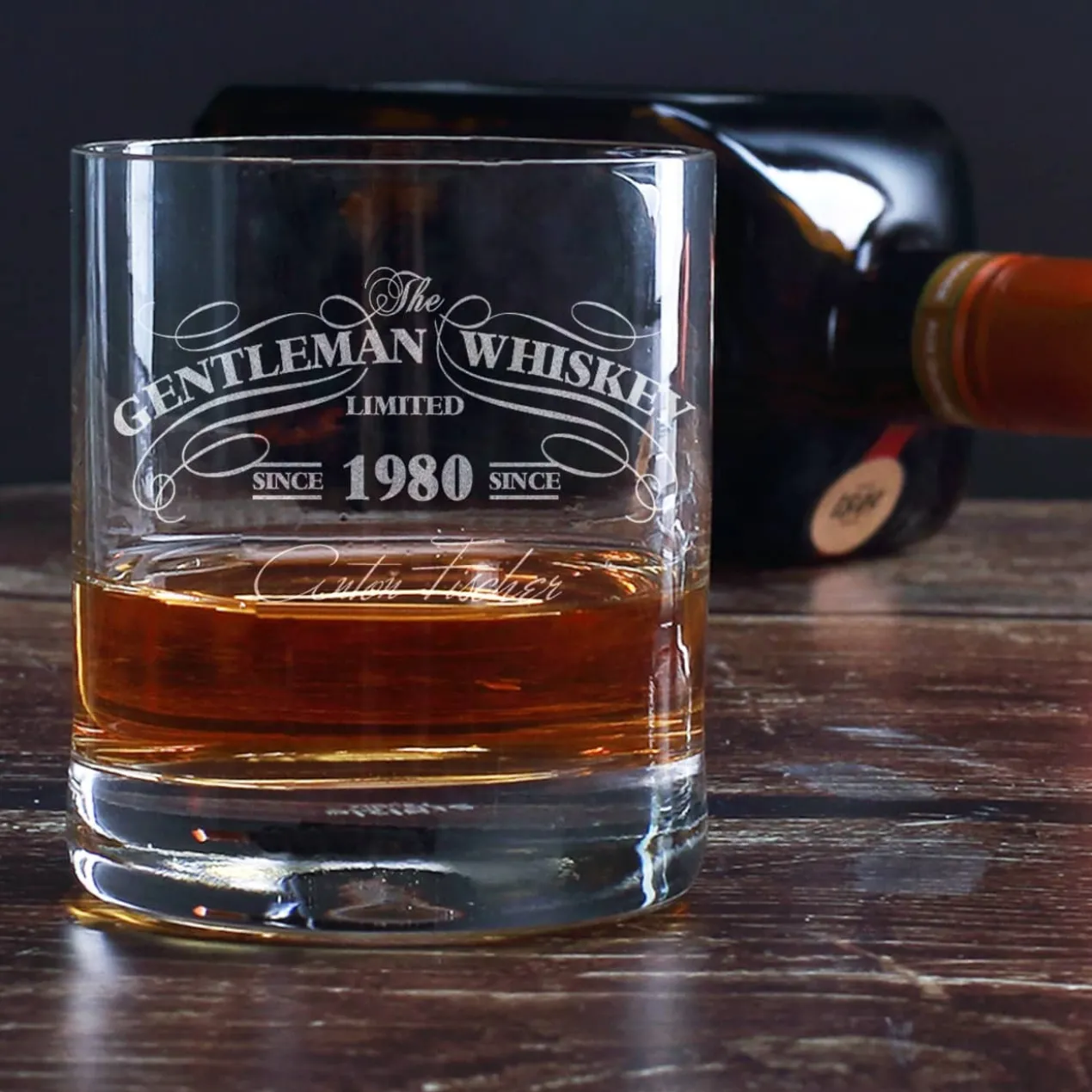 Graviertes Whiskyglas im Gentleman-Whisky-Design mit Wunschname und Geburtsjahr