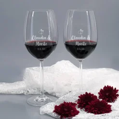 Gravierte Weingläser in Holzverpackung mit Blüten, Namen & Datum zur Hochzeit