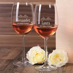2 gravierte Weingläser It's Wine O'Clock mit Wunschnamen