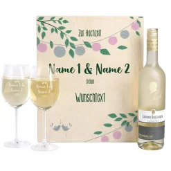 Gravierte Weingläser mit Weißwein in festlicher Holzverpackung zur Hochzeit