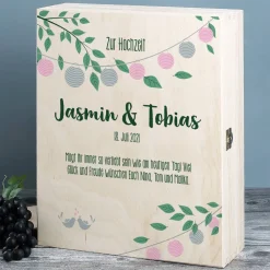 Gravierte Weingläser mit Weißwein in festlicher Holzverpackung zur Hochzeit