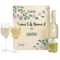 Gravierte Weingläser mit Weißwein in festlicher Holzverpackung zur Hochzeit
