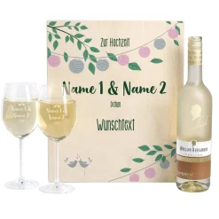 Gravierte Weingläser mit Weißwein in festlicher Holzverpackung zur Hochzeit