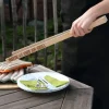 Gravierte Zange aus Holz für den Chef am Grill