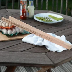 Grillzange aus Holz mit Wunschname für Auftragsgriller