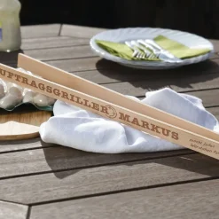 Grillzange aus Holz mit Wunschname für Auftragsgriller
