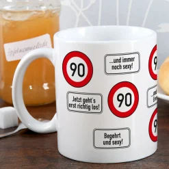 große Kaffeetasse zum 90. Geburtstag mit Verkehrszeichen - 90 -