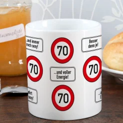 große Kaffeetasse zum 70. Geburtstag mit Verkehrszeichen - 70 -