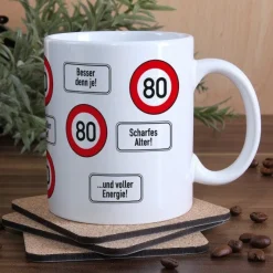 große Kaffeetasse zum 80. Geburtstag mit Verkehrszeichen - 80 -