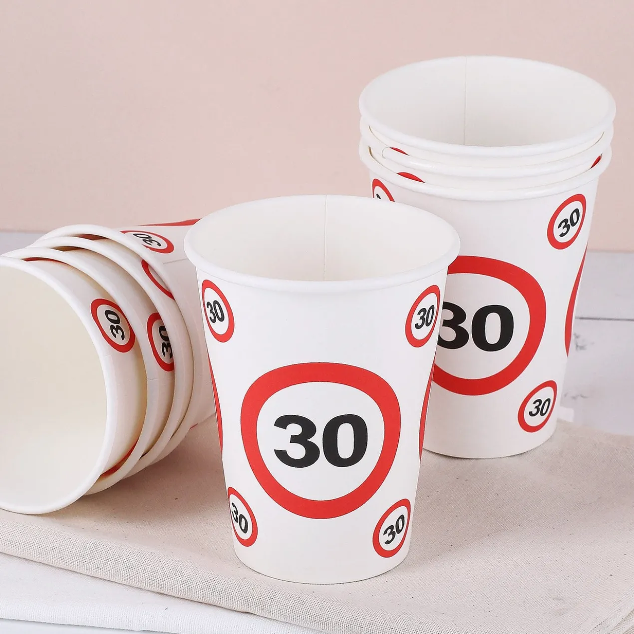 8 große Pappbecher - Verkehrsschild 30