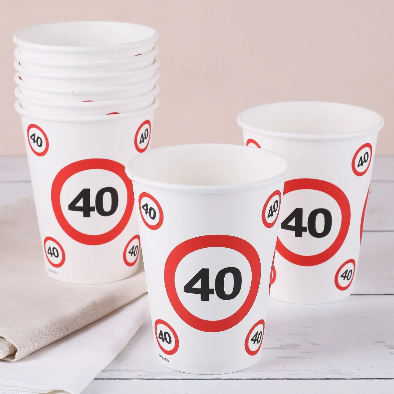 8 große Pappbecher - Verkehrsschild 40