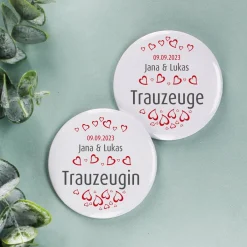 Gäste - Button zur Hochzeit mit Herzen, Namen und Datum, 56 mm