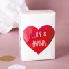 Gäste-Taschentücher zur Hochzeit mit Herzaufkleber und Ihren Wunschnamen