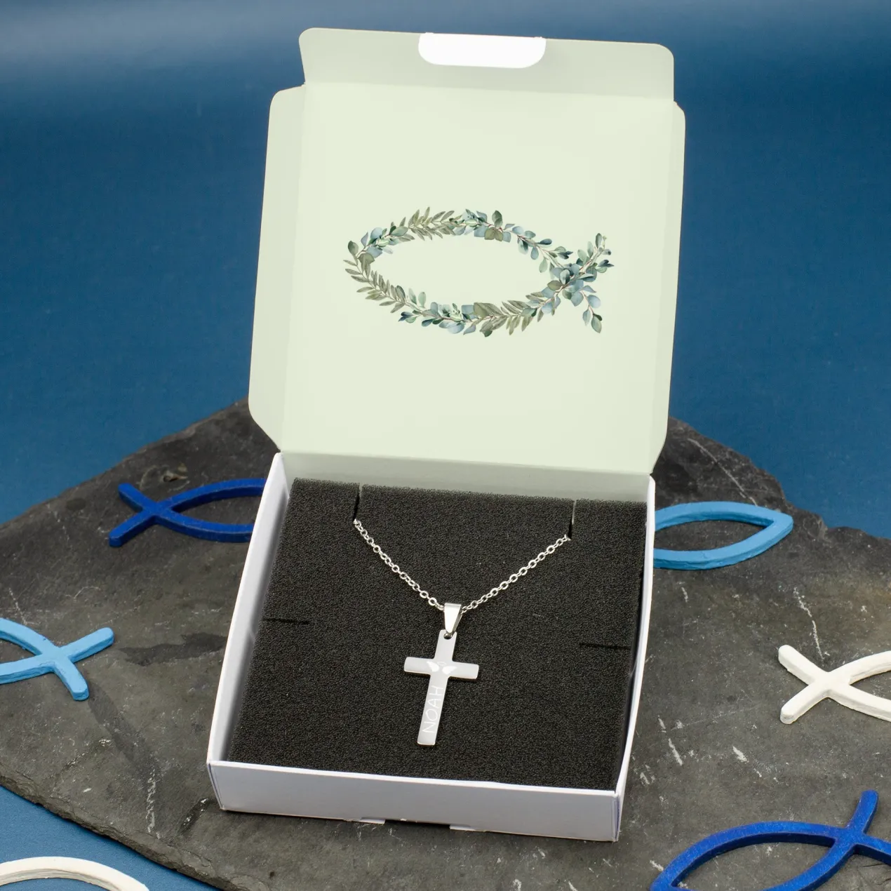 Halskette mit graviertem Kreuz zu Kommunion, Konfirmation, Taufe in Geschenkbox