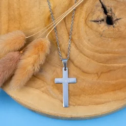Halskette mit Kreuz Anhänger und Name graviert