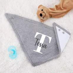 Halstuch für Babys mit Initiale und Namensaufdruck