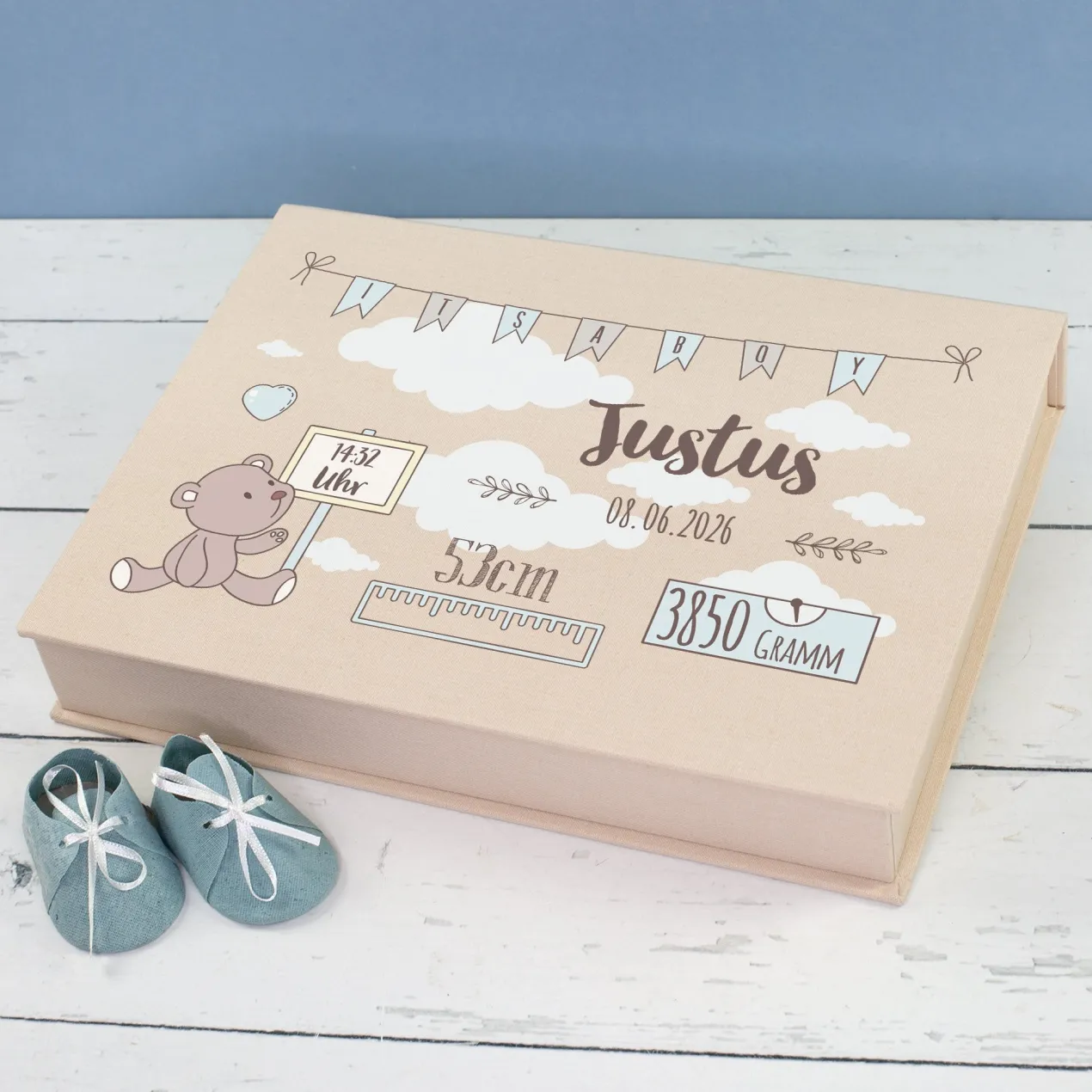 Handgearbeitete Erinnerungsbox als personalisiertes Geschenk zur Geburt für Jungen | Fotobox als Buch