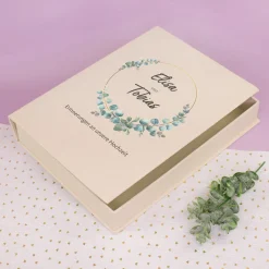 Handgefertigte Erinnerungsbox zur Hochzeit | Personalisierte Fotobox in Buch Form mit Eukalyptus Kranz