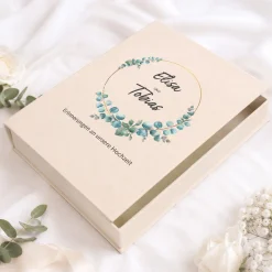 Handgefertigte Erinnerungsbox zur Hochzeit | Personalisierte Fotobox in Buch Form mit Eukalyptus Kranz
