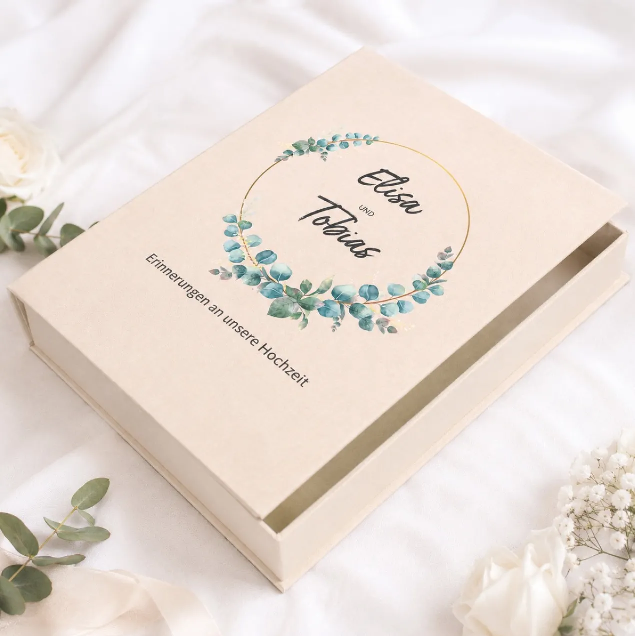 Handgefertigte Erinnerungsbox zur Hochzeit | Personalisierte Fotobox in Buch Form mit Eukalyptus Kranz