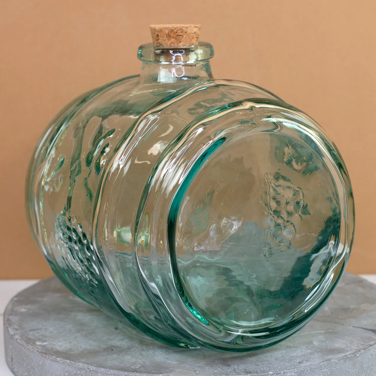 Handgefertigtes Weinfass aus recyceltem Glas mit Initiale & Name | Geschenk für Wein Liebhaber