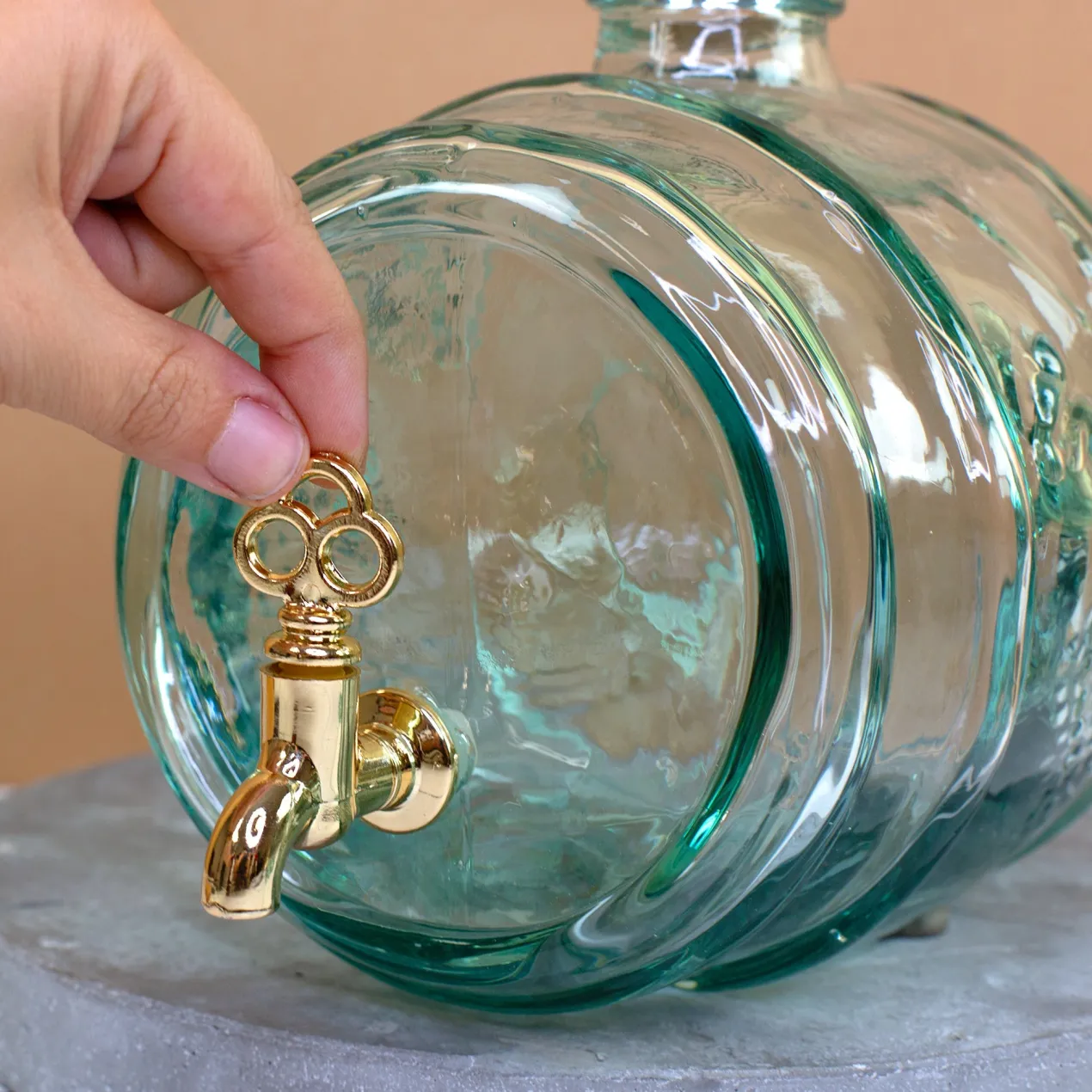 Handgefertigtes Weinfass aus recyceltem Glas mit Initiale & Name | Geschenk für Wein Liebhaber