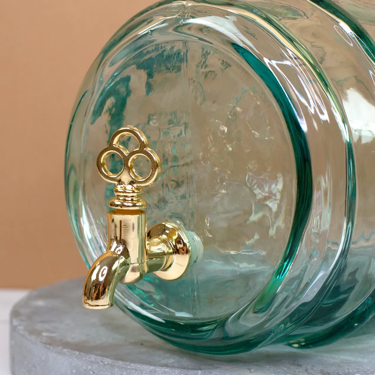 Handgefertigtes Weinfass aus recyceltem Glas mit Initiale & Name | Geschenk für Wein Liebhaber