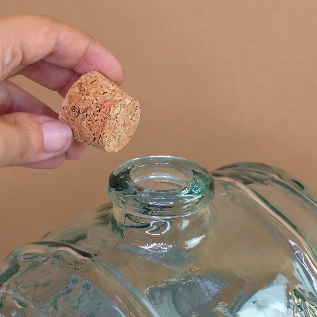 Handgefertigtes Weinfass aus recyceltem Glas mit Initiale & Name | Geschenk für Wein Liebhaber