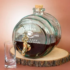 Handgefertigtes Whisky Fass aus recyceltem Glas mit Name & Jahr personalisiert | Geschenk für Männer