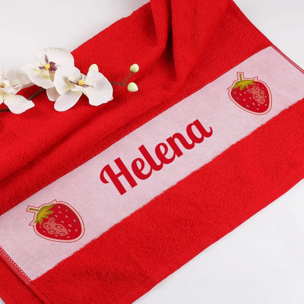 Handtuch in rot mit Erdbeeren und Wunschname