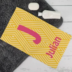 Handtuch in 3 verschiedenen Größen mit Initiale und Name personalisiert und Mustern in knalligen Far