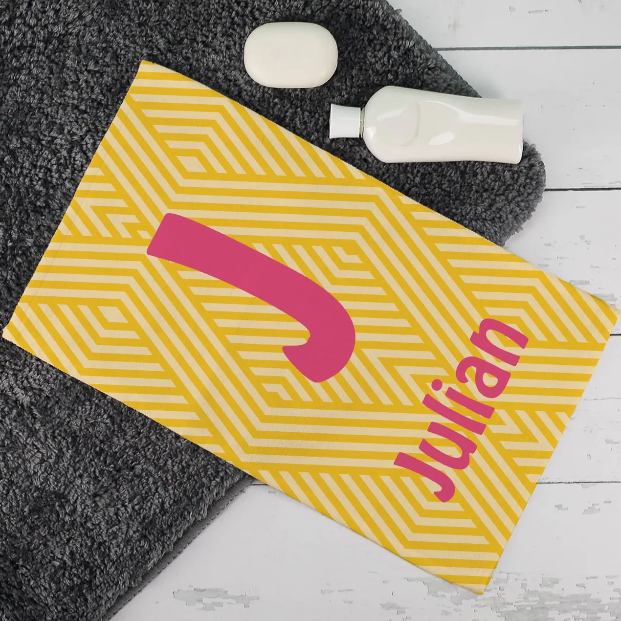 Handtuch in 3 verschiedenen Größen mit Initiale und Name personalisiert und Mustern in knalligen Far