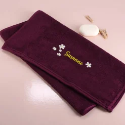 Handtuch mit Name und Blumen bestickt, 3 Größen zur Auswahl in Brombeere