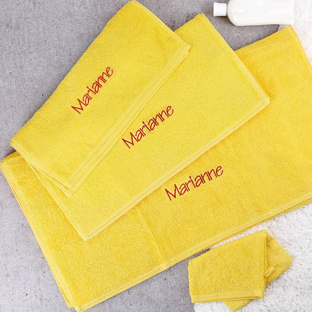 Handtuchset in löwenzahngelb mit Name gestickt, 4-teilig