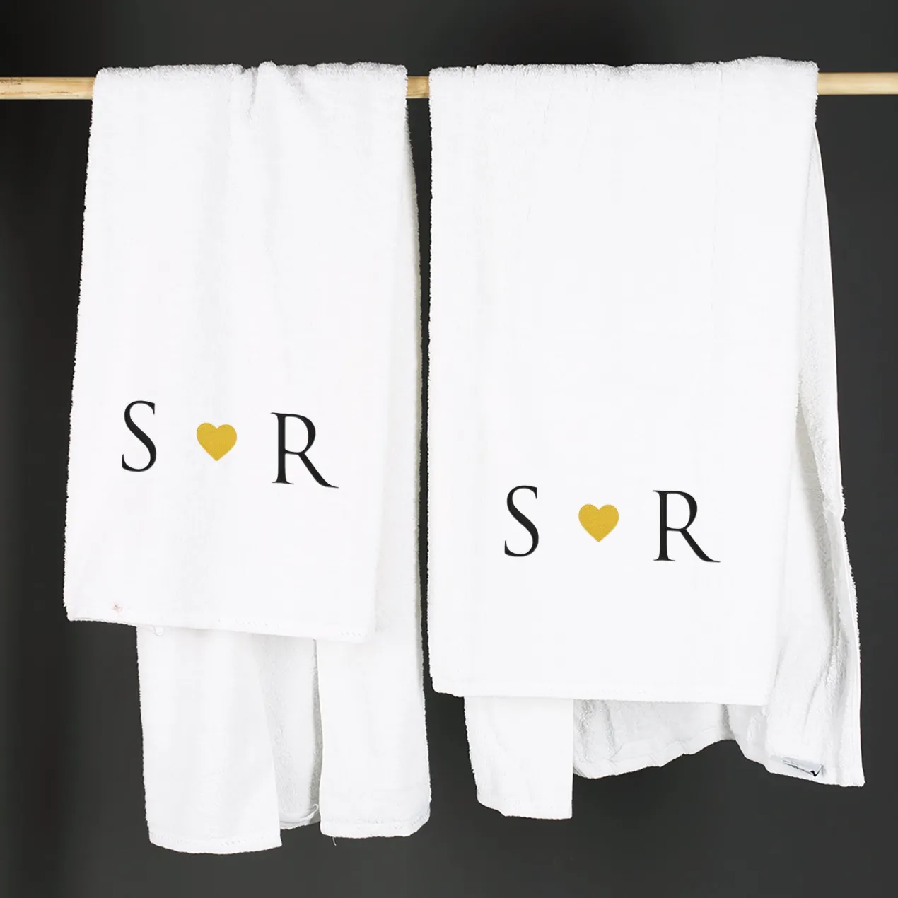 Handtuch Set personalisiert mit Stickerei | Herz & Initialen | Geschenk für Paare und Verliebte