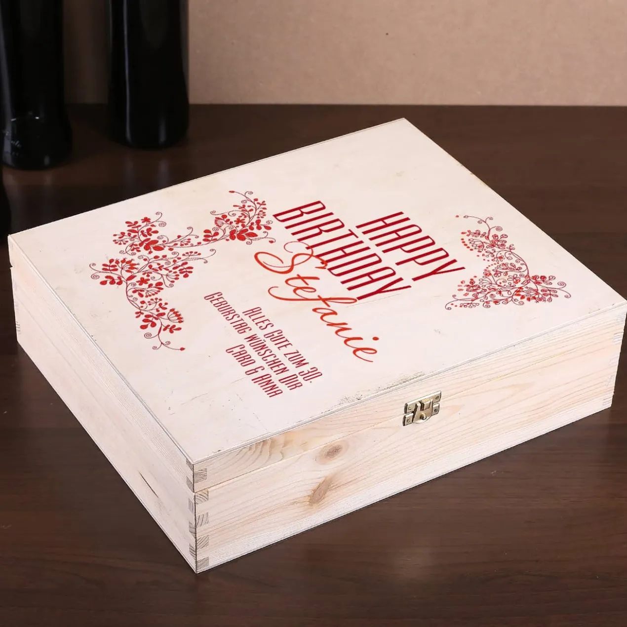 Happy Birthday - Geschenkverpackung aus Holz mit Name und Glückwunschtext