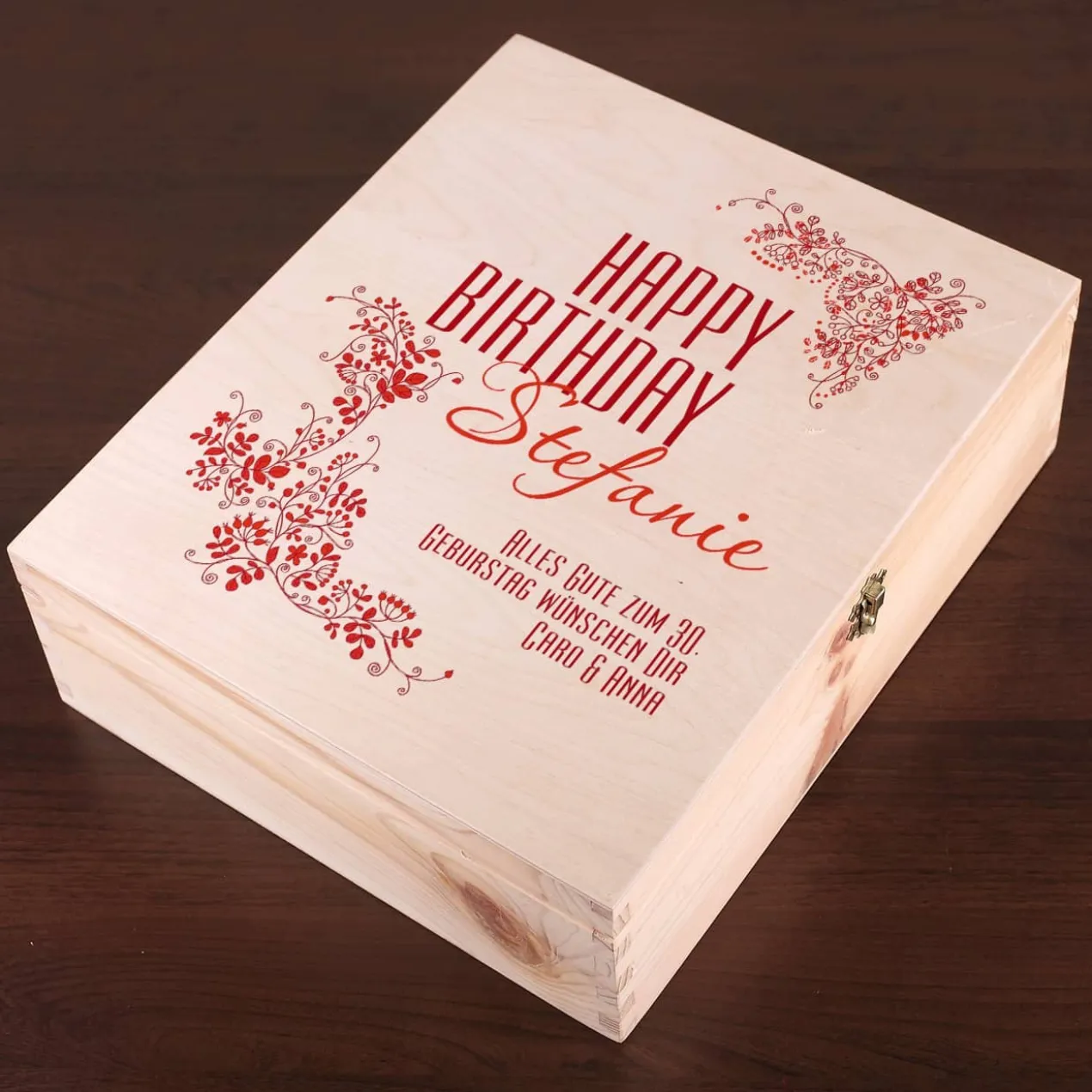 Happy Birthday - Geschenkverpackung aus Holz mit Name und Glückwunschtext