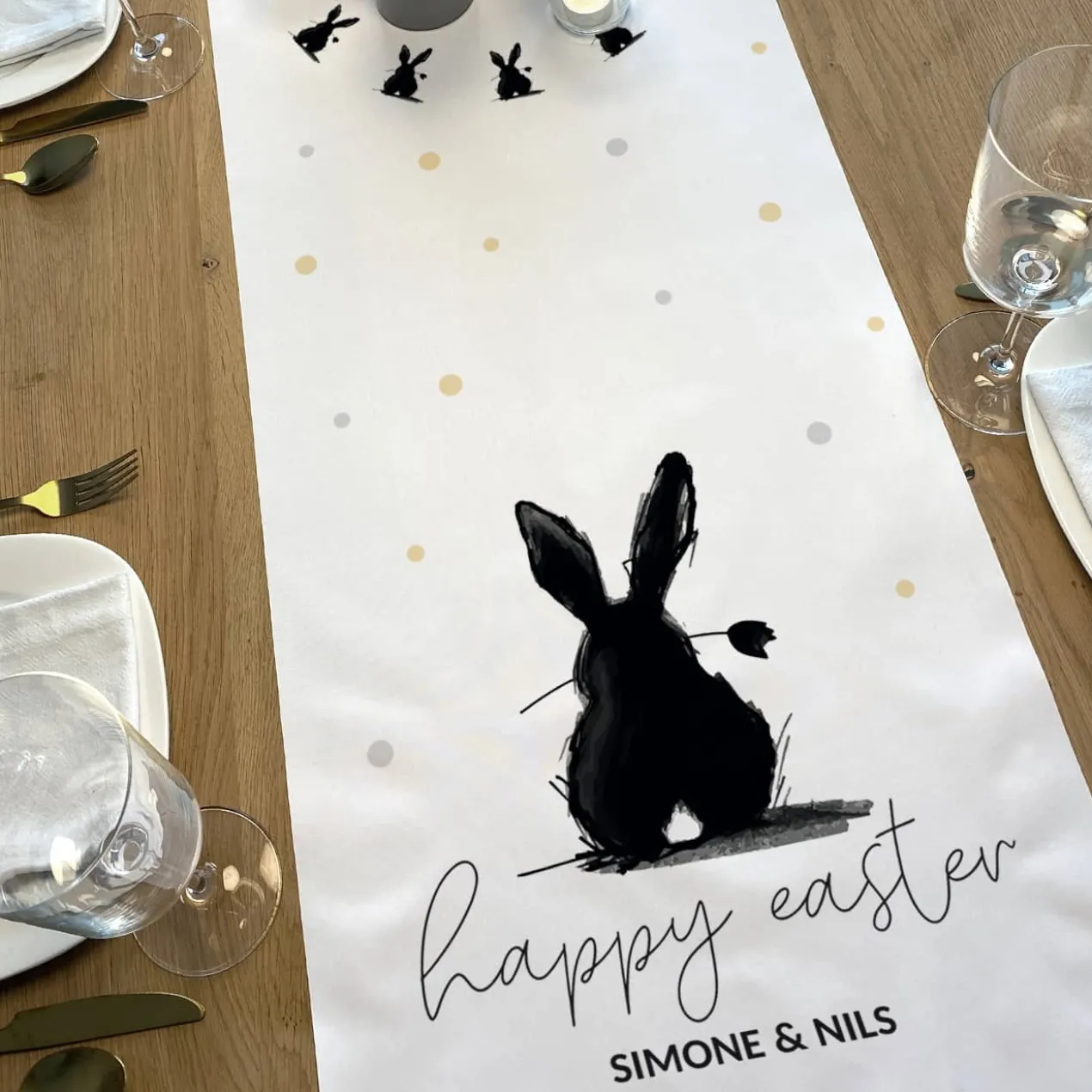 Happy Easter - Tischläufer mit Hase und Wunschtext in 2 Größen verfügbar
