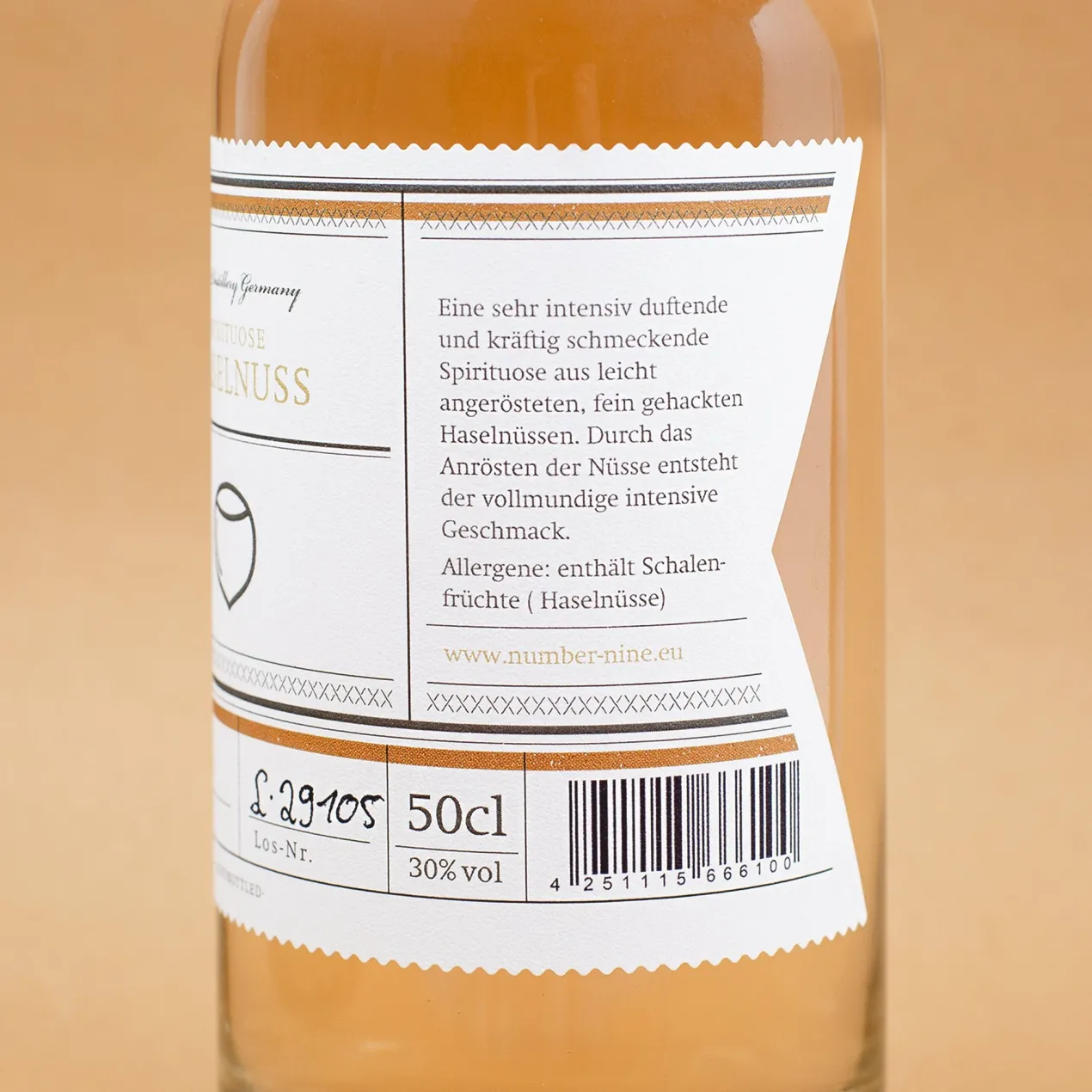 Haselnuss Spirituose und Edelbrandglas graviert mit Name in edler Holzkiste