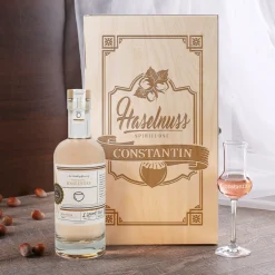 Haselnuss Spirituose und Edelbrandglas graviert mit Name in edler Holzkiste