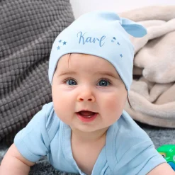 Hellblaue Babymütze mit Name und Sternen