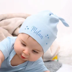 Hellblaue Babymütze mit Name und Sternen