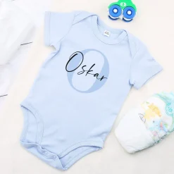 Hellblauer Babybody mit Name und Initiale