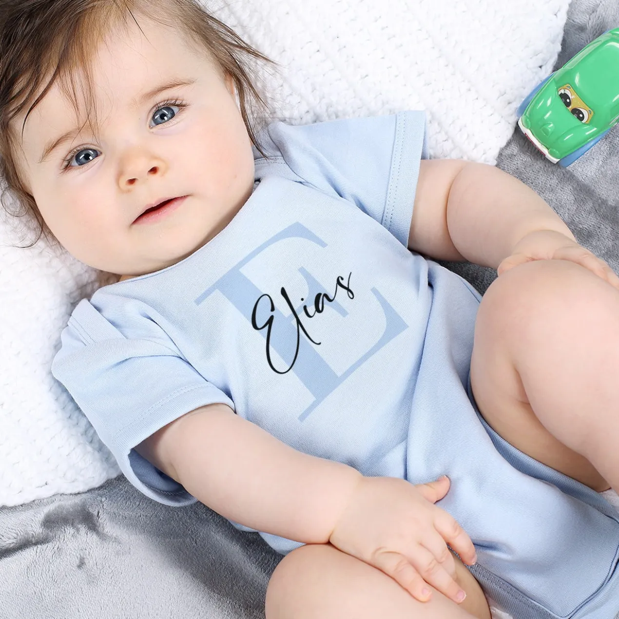 Hellblauer Babybody mit Name und Initiale