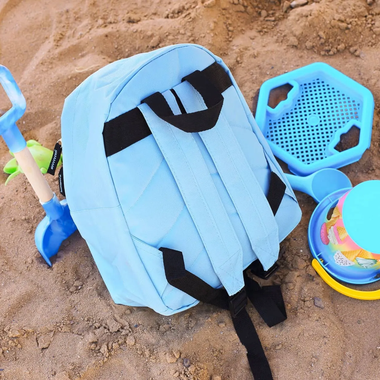 Hellblauer Kindergartenrucksack mit bunten Autos und Namensaufdruck