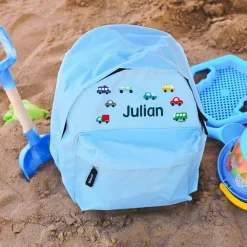 Hellblauer Kindergartenrucksack mit bunten Autos und Namensaufdruck