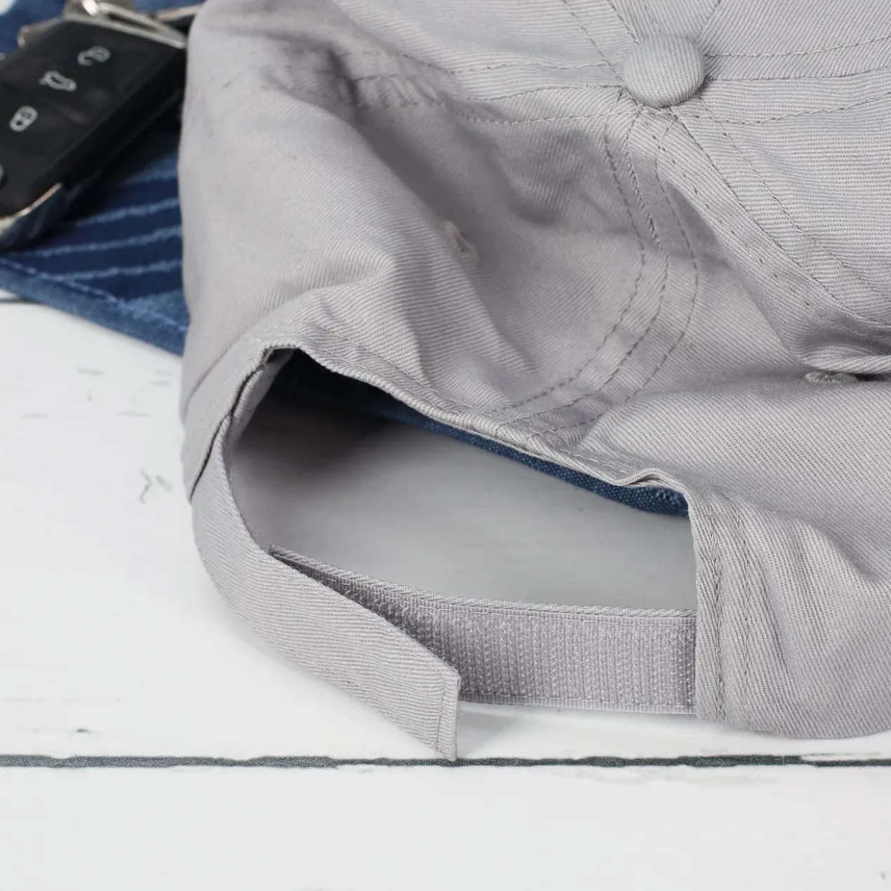 Hellgraues Basecap Mr mit Namensaufdruck