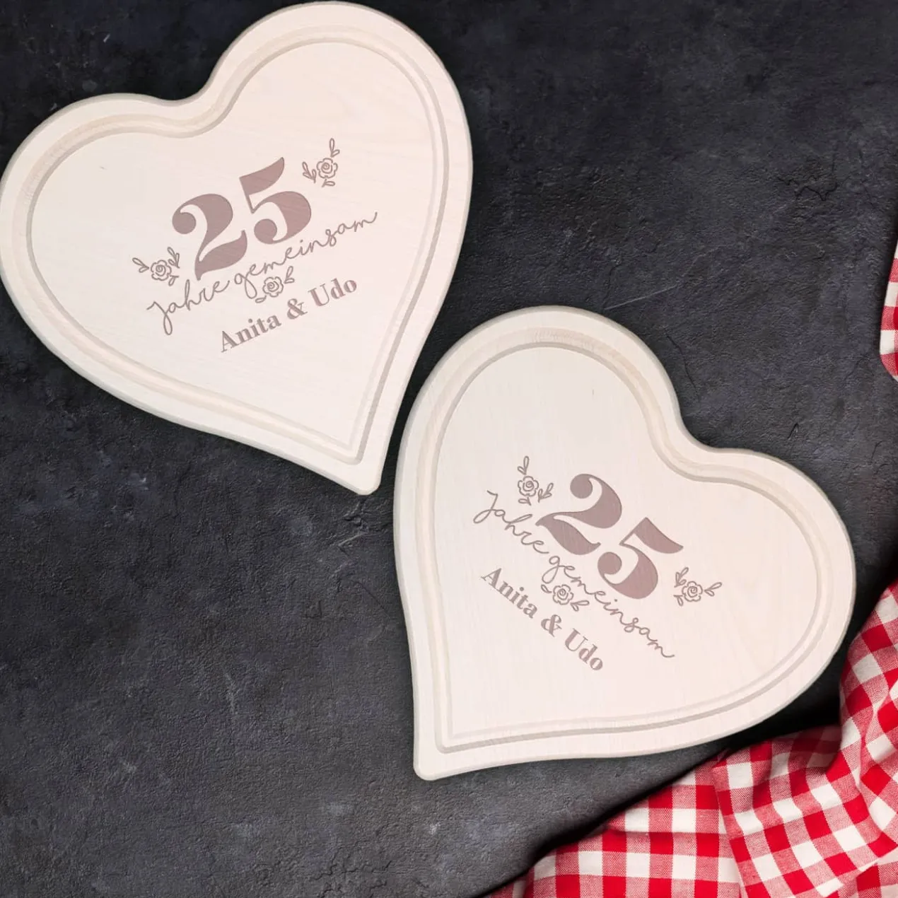 2 Herzbrettchen zum Hochzeitstag mit Ihren Wunschnamen graviert
