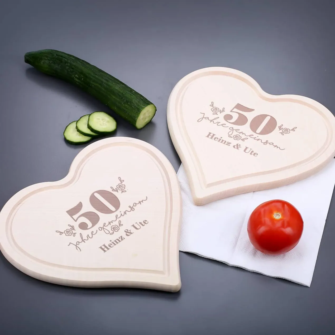 2 Herzbrettchen zum Hochzeitstag mit Ihren Wunschnamen graviert